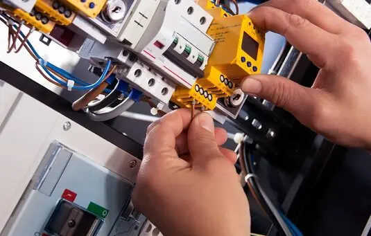 Technikkomponenten und Steuerung im Gartenhaus.