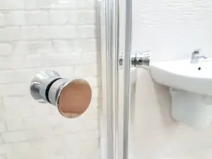 Schönes Bad im Dachgeschoss Im Wochenendhaus-Dachgeschoss Bad einbauen
