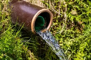 Schäden durch Wasser an Gebäude und Leitungen